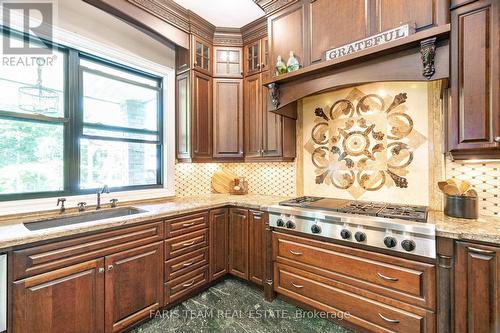 1826 Quantz Crescent, Innisfil, ON - Indoor Photo Showing Kitchen With Upgraded Kitchen
