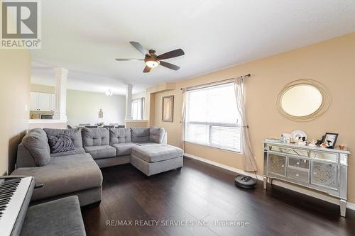 32 Chantler Road W, New Tecumseth, ON - Indoor Photo Showing Living Room