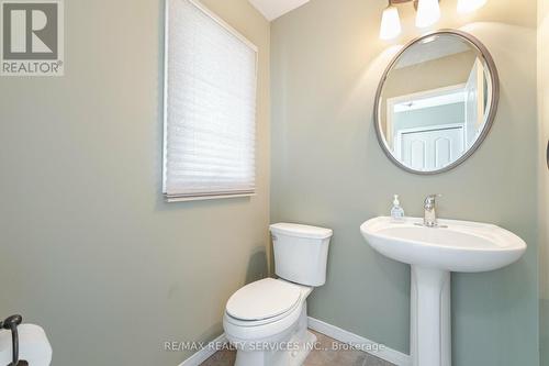 32 Chantler Road, New Tecumseth, ON - Indoor Photo Showing Bathroom