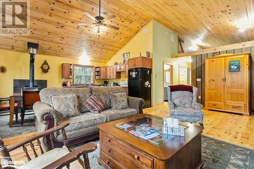 1112 Bushwolf Lake Road, Haliburton, ON - Indoor Photo Showing Living Room