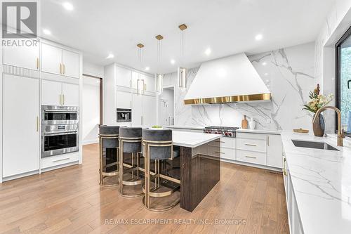 1060 Melvin Avenue, Oakville, ON - Indoor Photo Showing Kitchen With Upgraded Kitchen