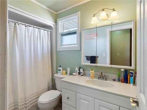 4 Pc Bathroom - 5831 Hennepin Crescent, Niagara Falls, ON - Indoor Photo Showing Bathroom