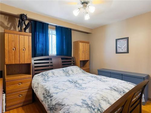 Primary Bedroom - 5831 Hennepin Crescent, Niagara Falls, ON - Indoor Photo Showing Bedroom
