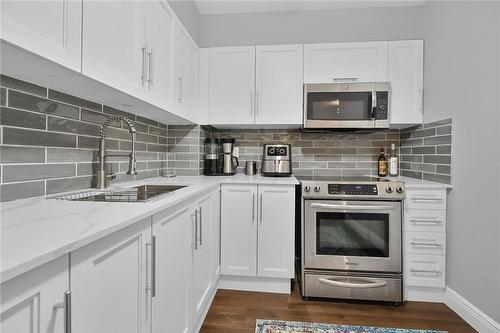 99 Donn Avenue|Unit #109, Stoney Creek, ON - Indoor Photo Showing Kitchen With Upgraded Kitchen