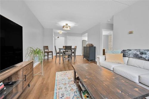 99 Donn Avenue|Unit #109, Stoney Creek, ON - Indoor Photo Showing Living Room