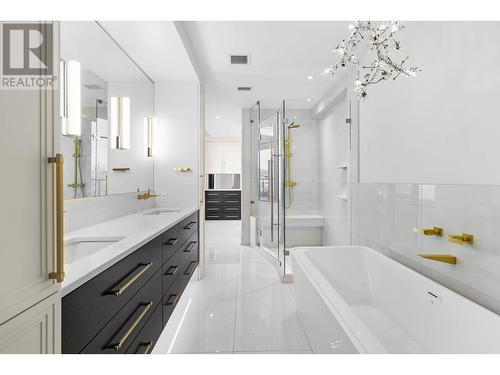 450 Groves Avenue Unit# 502, Kelowna, BC - Indoor Photo Showing Bathroom
