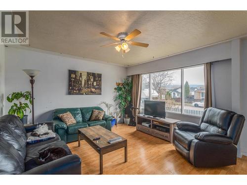928 Wilson Avenue, Kelowna, BC - Indoor Photo Showing Living Room