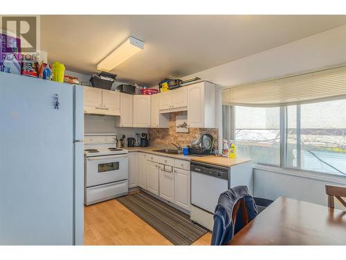 928 Wilson Avenue, Kelowna, BC - Indoor Photo Showing Kitchen With Double Sink