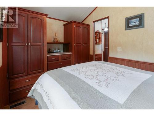4354 Highway 3 Unit# 73, Keremeos, BC - Indoor Photo Showing Bedroom