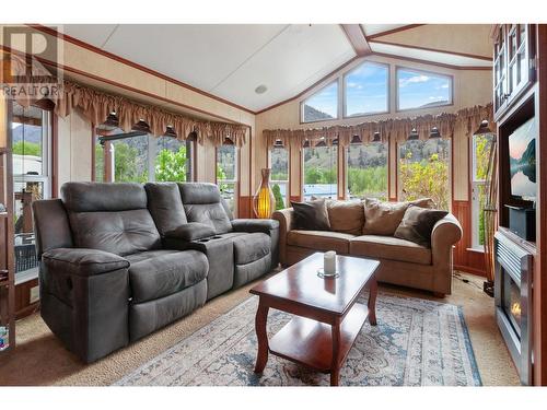 4354 Highway 3 Unit# 73, Keremeos, BC - Indoor Photo Showing Living Room