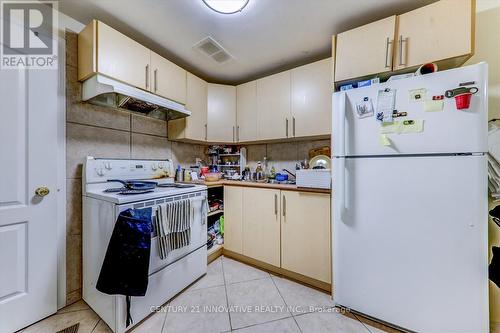 385 Murray Ross Parkway N, Toronto, ON - Indoor Photo Showing Kitchen