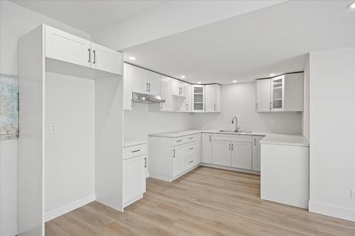 4619 Fordham Road, Kelowna, BC - Indoor Photo Showing Kitchen