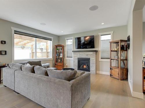 3112 Riesling Way, West Kelowna, BC - Indoor Photo Showing Living Room With Fireplace
