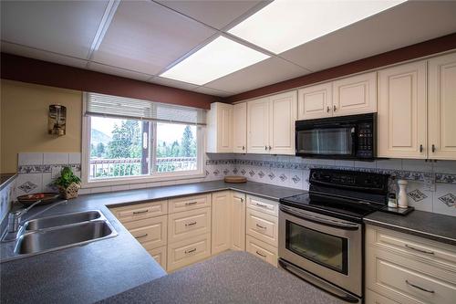 402-1390 Penticton Avenue, Penticton, BC - Indoor Photo Showing Kitchen With Double Sink