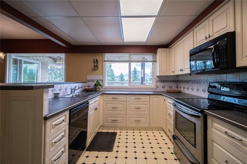 402-1390 Penticton Avenue, Penticton, BC - Indoor Photo Showing Kitchen