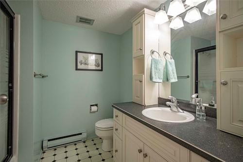 402-1390 Penticton Avenue, Penticton, BC - Indoor Photo Showing Bathroom