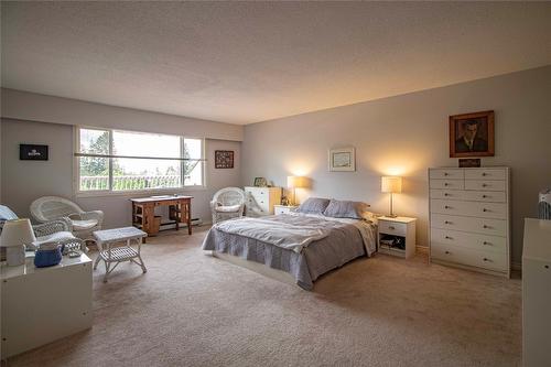 402-1390 Penticton Avenue, Penticton, BC - Indoor Photo Showing Bedroom