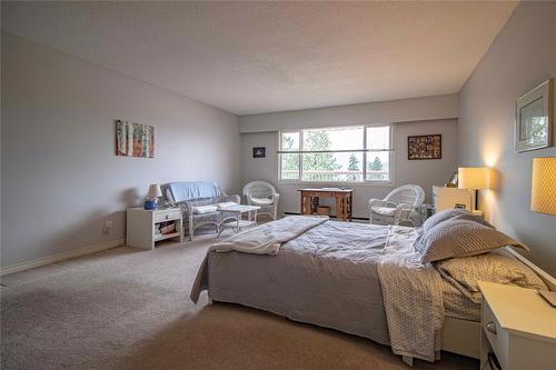 402-1390 Penticton Avenue, Penticton, BC - Indoor Photo Showing Bedroom