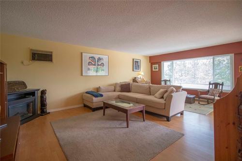 402-1390 Penticton Avenue, Penticton, BC - Indoor Photo Showing Living Room