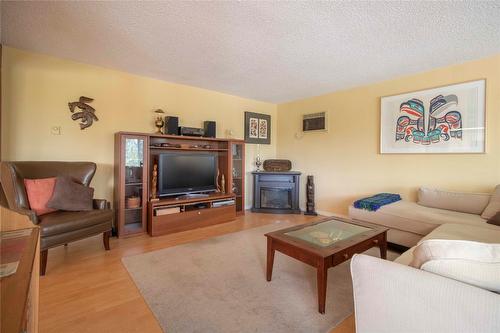 402-1390 Penticton Avenue, Penticton, BC - Indoor Photo Showing Living Room With Fireplace