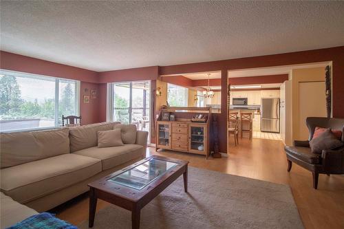 402-1390 Penticton Avenue, Penticton, BC - Indoor Photo Showing Living Room