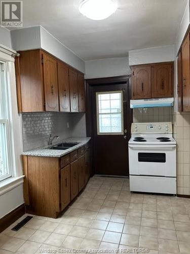 882 Elsmere, Windsor, ON - Indoor Photo Showing Kitchen With Double Sink