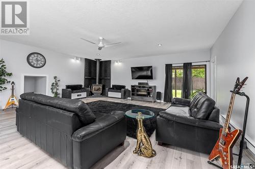 1002 Iroquois Street W, Moose Jaw, SK - Indoor Photo Showing Living Room