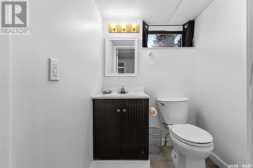 1002 Iroquois Street W, Moose Jaw, SK - Indoor Photo Showing Bathroom