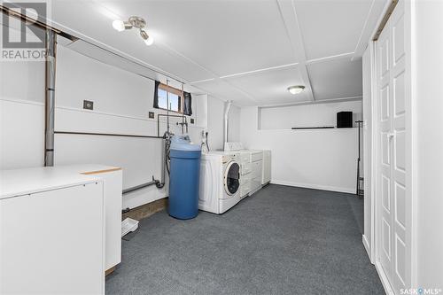 1002 Iroquois Street W, Moose Jaw, SK - Indoor Photo Showing Laundry Room