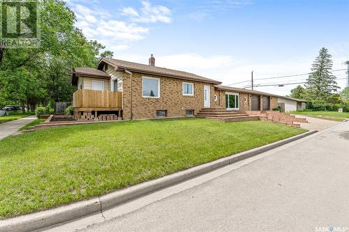 1002 Iroquois Street W, Moose Jaw, SK - Outdoor