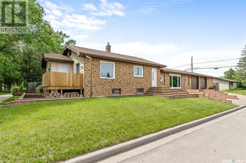 1002 Iroquois Street W, Moose Jaw, SK - Outdoor