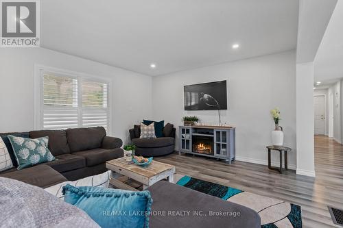 9451 Hutsell Road, Hamilton Township (Baltimore), ON - Indoor Photo Showing Living Room