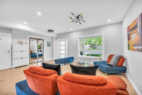 40 Driftwood Court, Grimsby, ON - Indoor Photo Showing Living Room