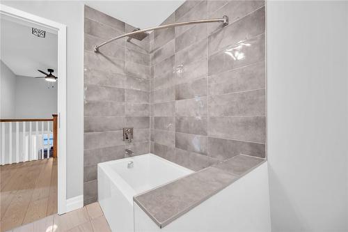 40 Driftwood Court, Grimsby, ON - Indoor Photo Showing Bathroom