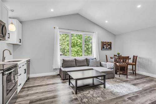 40 Driftwood Court, Grimsby, ON - Indoor Photo Showing Other Room