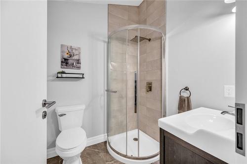 40 Driftwood Court, Grimsby, ON - Indoor Photo Showing Bathroom