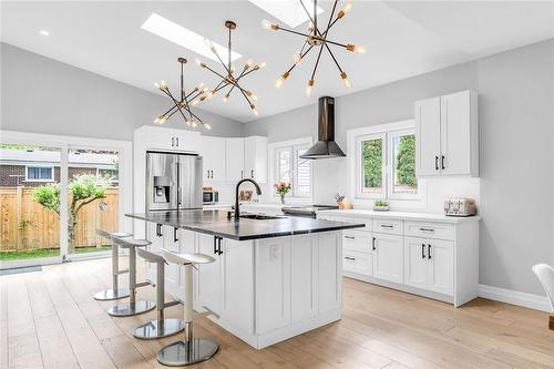 40 Driftwood Court, Grimsby, ON - Indoor Photo Showing Kitchen With Upgraded Kitchen