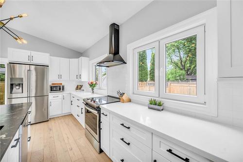 40 Driftwood Court, Grimsby, ON - Indoor Photo Showing Kitchen With Upgraded Kitchen