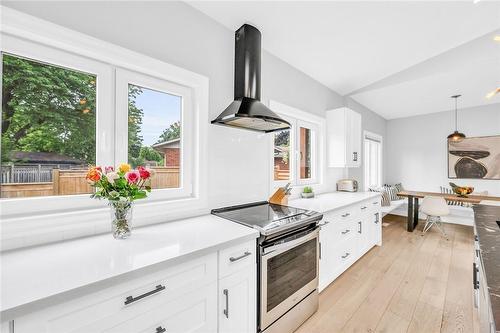 40 Driftwood Court, Grimsby, ON - Indoor Photo Showing Kitchen