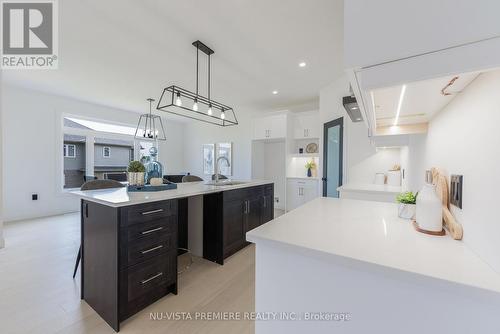 28 Basil Crescent, Middlesex Centre (Ilderton), ON - Indoor Photo Showing Kitchen