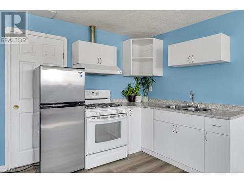2950 Sullivan Crescent, Prince George, BC - Indoor Photo Showing Kitchen With Double Sink