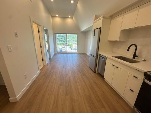 505 - 514 Victoria Street, Nelson, BC - Indoor Photo Showing Kitchen