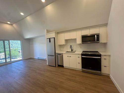 505 - 514 Victoria Street, Nelson, BC - Indoor Photo Showing Kitchen