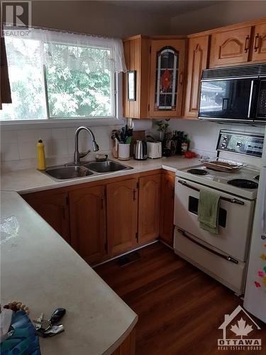 2426 Magnus Avenue, Ottawa, ON - Indoor Photo Showing Kitchen With Double Sink