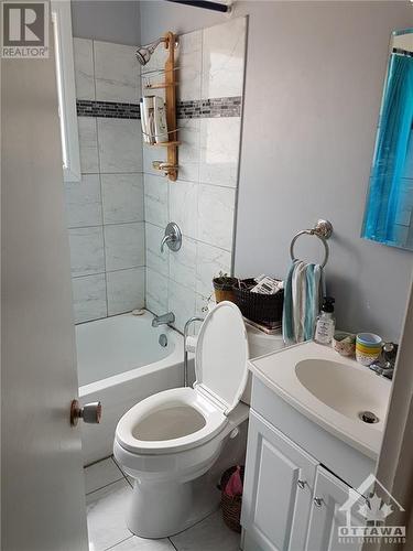 2426 Magnus Avenue, Ottawa, ON - Indoor Photo Showing Bathroom