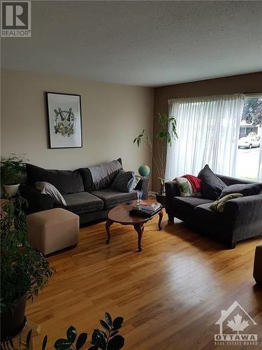 2426 Magnus Avenue, Ottawa, ON - Indoor Photo Showing Living Room