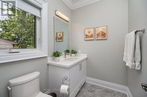 102 Ruggles Avenue, Richmond Hill, ON - Indoor Photo Showing Bathroom