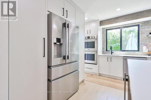 218 Vance Drive, Oakville, ON - Indoor Photo Showing Kitchen