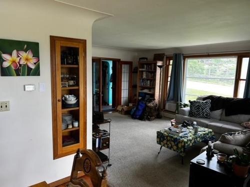 604 Ibbitson Street, Creston, BC - Indoor Photo Showing Living Room