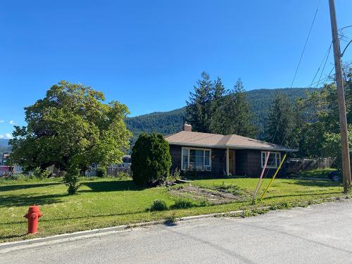 604 Ibbitson Street, Creston, BC - Outdoor